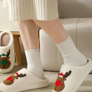 Chaud et festif, chaussons d'hiver pour les petits