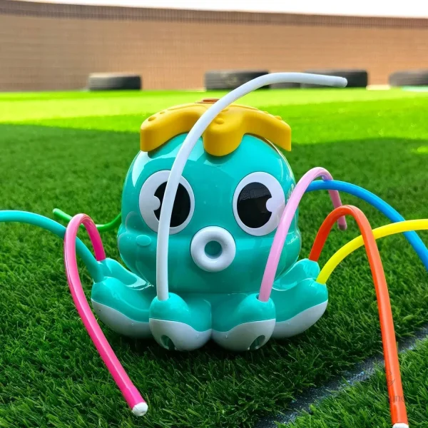 Activité extérieure pour enfants avec pulvérisateur ludique