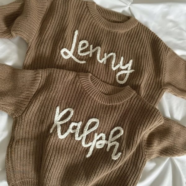 Pull brodé pour bébé avec message personnalisé