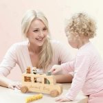 Bus de jeu Montessori pour stimuler l'imagination