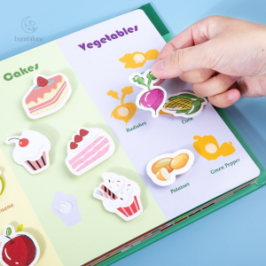 Activités manuelles dans un livre pour petits