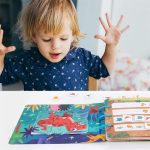 Exploration tactile avec le Quiet Book
