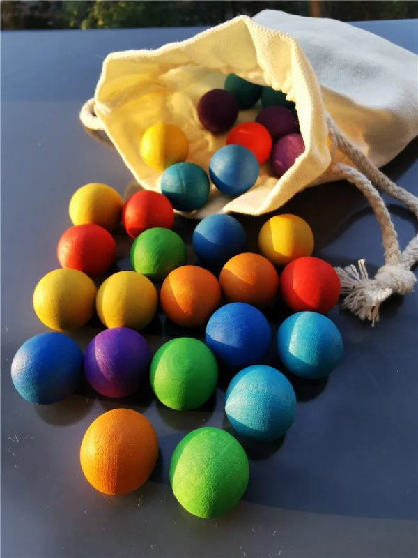 Boules arc-en-ciel en bois pour les jeux d'enfant
