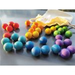 Boules en bois multicolores, parfaites pour l'éveil des tout-petits