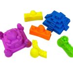 Activité créative de château de sable pour jeunes enfants
