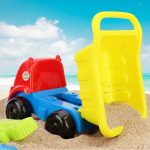 Outils de sable colorés pour les jeunes enfants