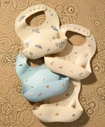 Bavoir en silicone doux et confortable pour bébé