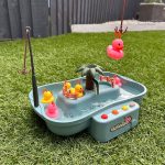 Jeu de pêche coloré pour rendre le bain amusant et interactif