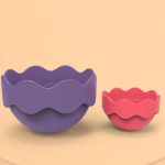 Tasses colorées pour jouer et apprendre dans le bain