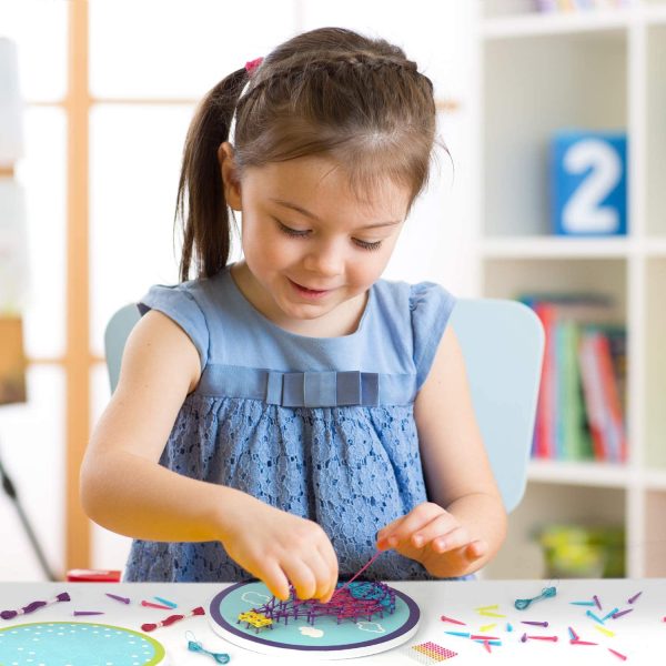 Créations de fil coloré pour jeunes artistes en herbe