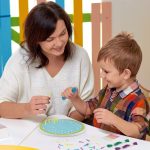 Activité manuelle amusante avec des fils colorés