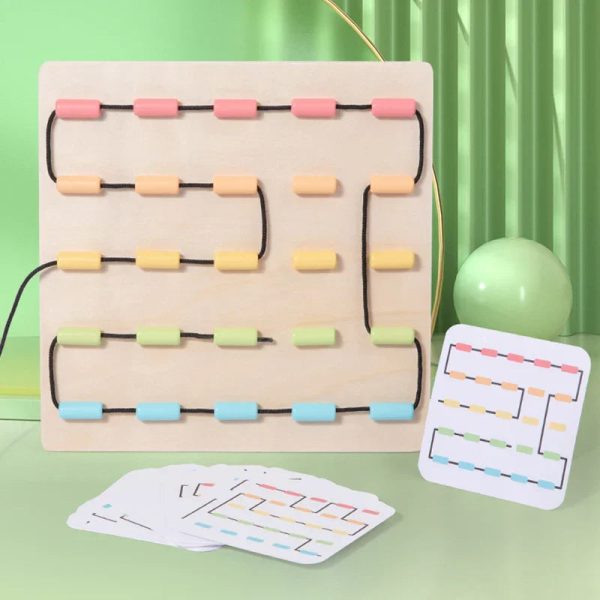 Jouet de motricité fine avec ficelle colorée