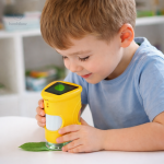 Exploration de la nature avec un microscope adapté aux jeunes