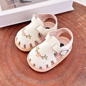 Sandales bébé TinyPetals avec broderies florales