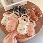 Sandales design pour enfants avec broderies