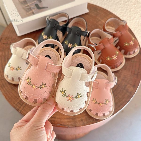 Sandales design pour enfants avec broderies