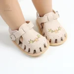 Chaussures bébé avec motifs de fleurs