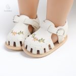 Sandales bébé avec broderies délicates