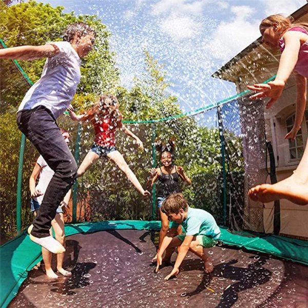 Trampoline aquatique avec arrosage pour l'été