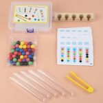 Activité créative avec perles à clip pour développer la coordination
