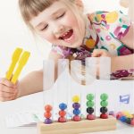 Perles colorées à assembler pour un apprentissage ludique