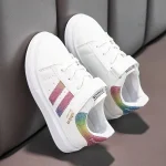 Baskets blanches pour enfants, parfaites pour les activités extérieures