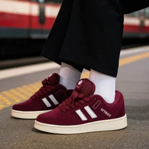 Chaussures tendance bordeaux pour enfants, parfaites pour la saison