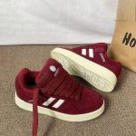 Baskets d'automne bordeaux, alliant confort et style pour enfants
