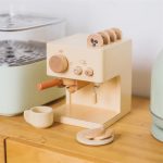 Éveil à la cuisine avec le set de café en bois Woods™