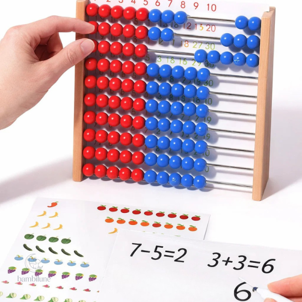Compter et apprendre avec un abacus en bois coloré