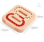 Activité manuelle avec perles en bois adaptées aux jeunes enfants