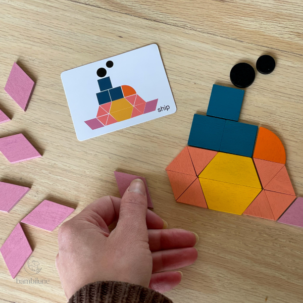 Stimule l'imagination avec des formes colorées