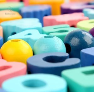Perles colorées pour développer la motricité fine des enfants