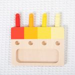 Tableau en bois Montessori pour explorer les couleurs et les formes