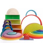 Encouragement à l'imagination avec disques en bois colorés
