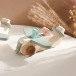 Avion Montessori en bois pour un jeu créatif et interactif