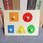 Puzzle coloré pour l'apprentissage des formes géométriques
