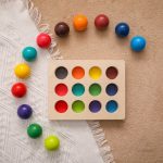 Boules de tri colorées pour développer la motricité fine