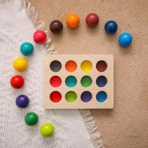 Boules de tri colorées pour développer la motricité fine
