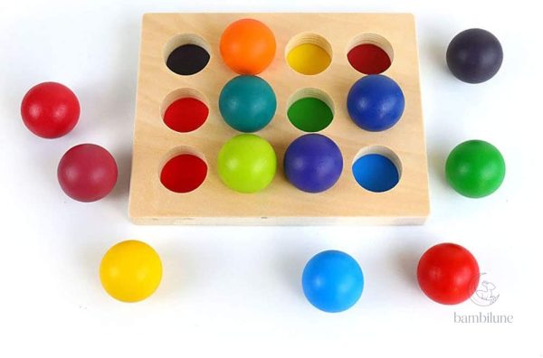 Activité de tri avec boules arc-en-ciel pour éveiller les sens